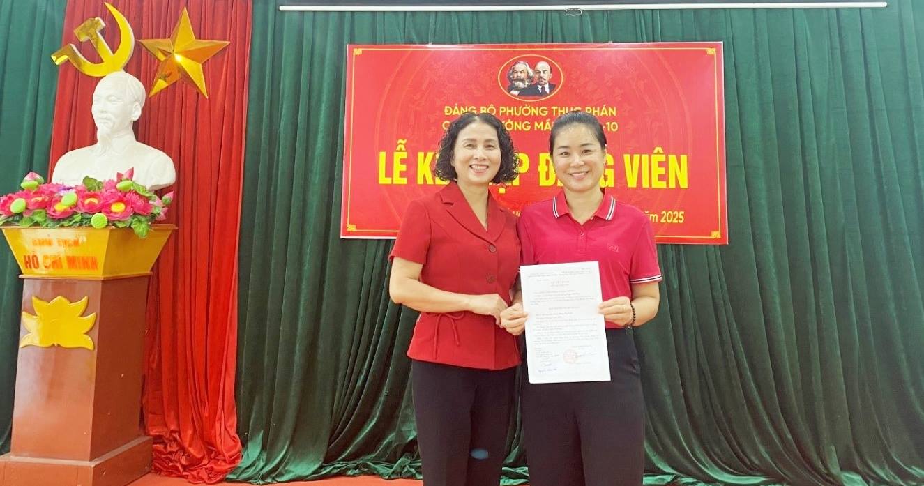 Chi bộ Trường Mầm non 3 -10 tổ chức Lễ kết nạp đảng viên mới cho 02 quần chúng ưu tú