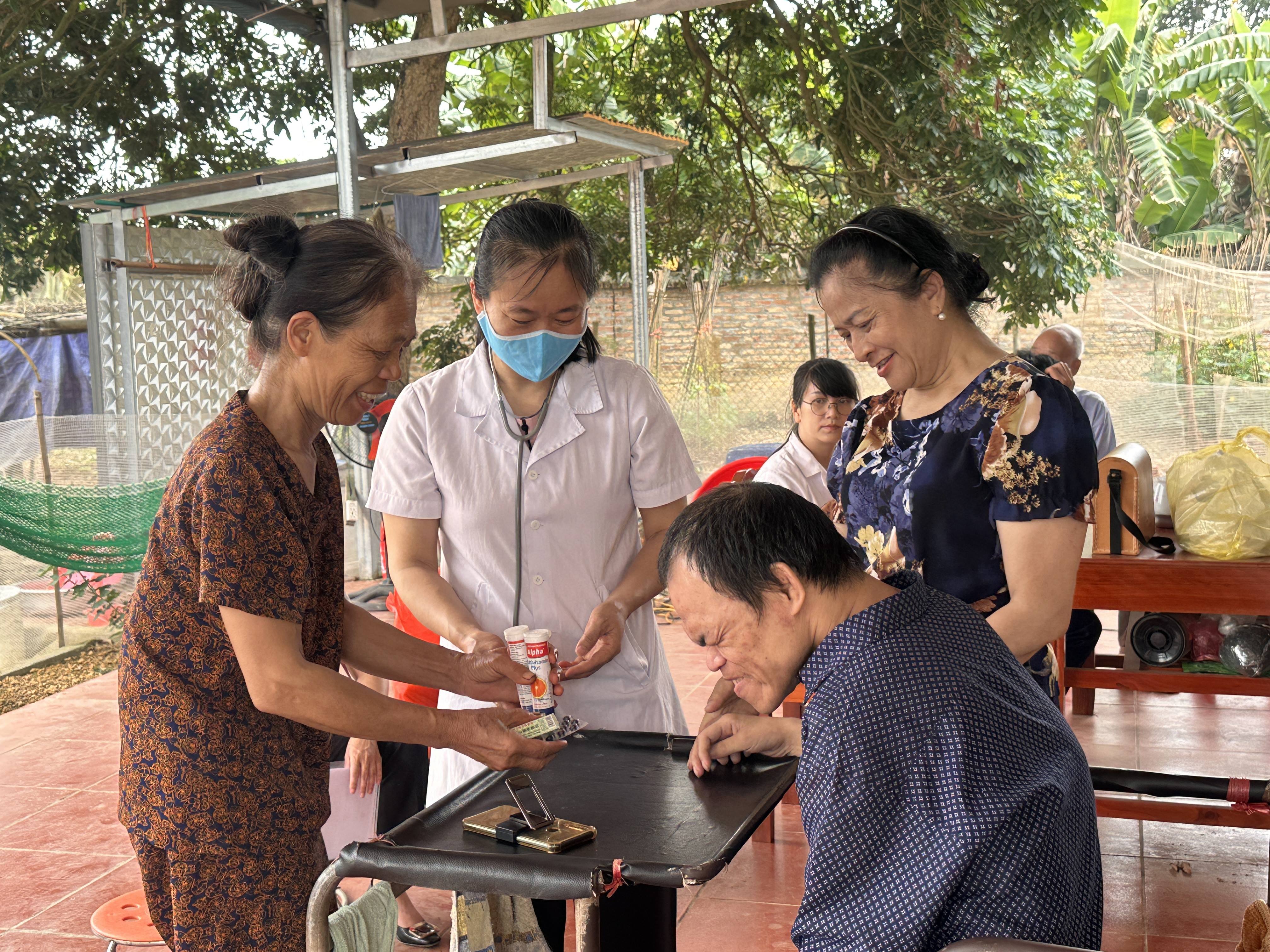 Trạm Y tế xã Hòa An khám bệnh, tư vấn sức khỏe, cấp thuốc miễn phí và tặng quà tại nhà cho người khuyết tật nhân Ngày Người khuyết tật Việt Nam (18/4)