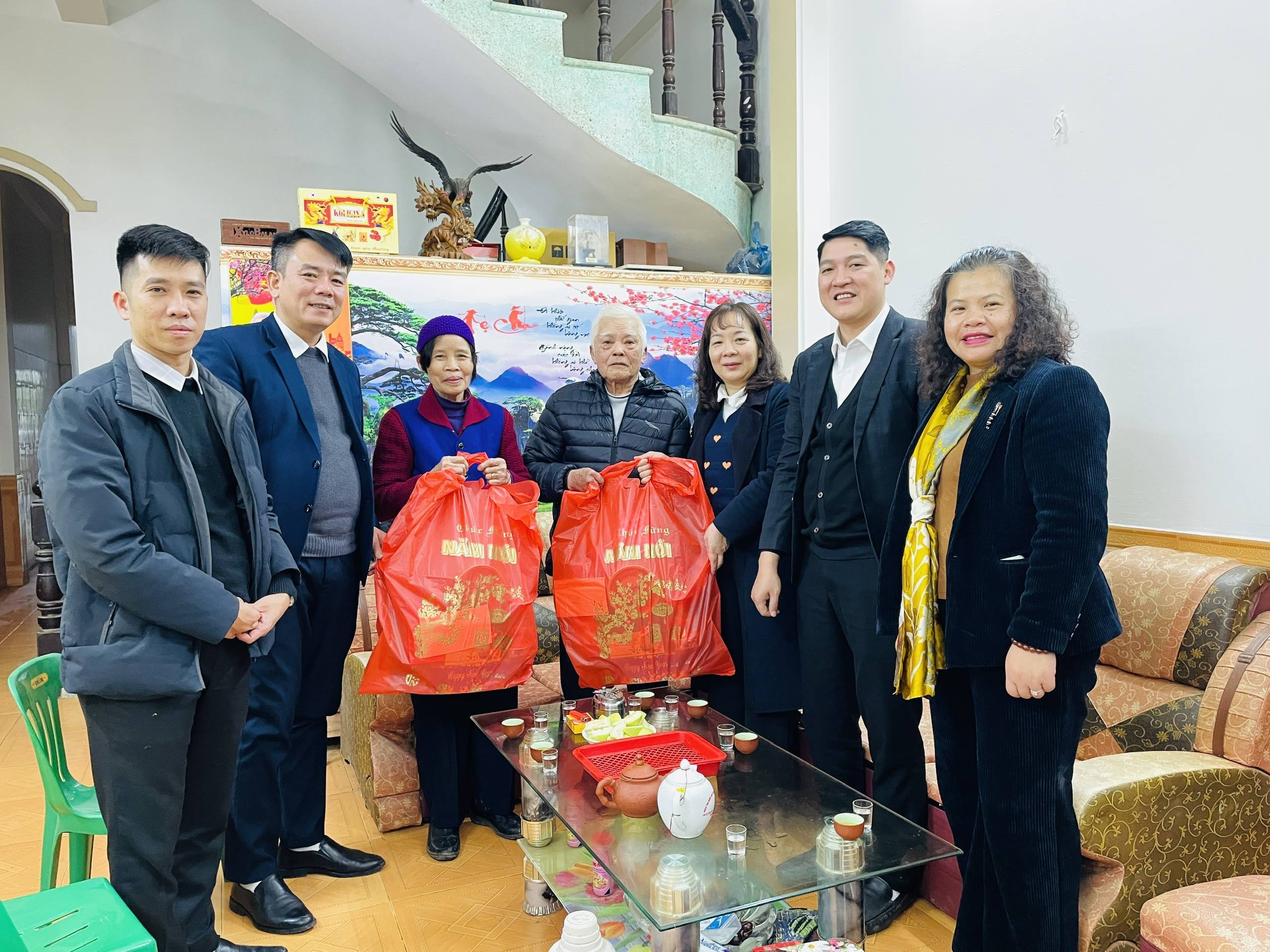 Lãnh đạo xã Hoà An đến thăm, tặng quà, chúc Tết các hộ gia đình bị thu hồi đất xây dựng Chợ Trung tâm Hoà An