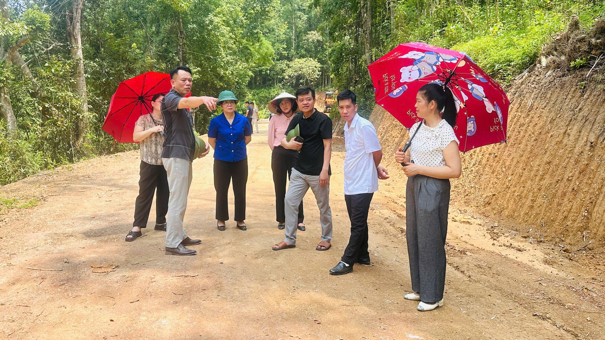 Lãnh đạo xã Hoà An đến kiểm tra tiến độ các công trình đang thi công trên địa bàn xã