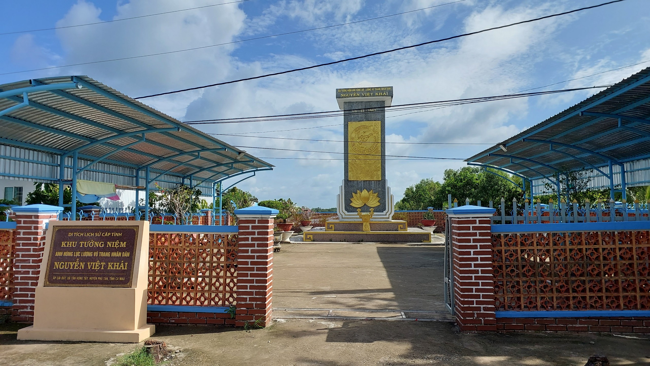 Bia tưởng niệm anh hùng Nguyễn Việt Khái