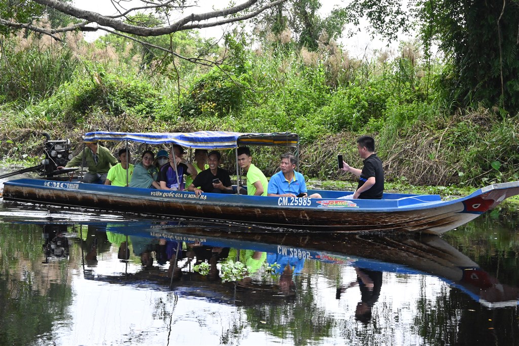 Du lịch bằng vỏ lãi tại Vườn quốc gia U Minh Hạ