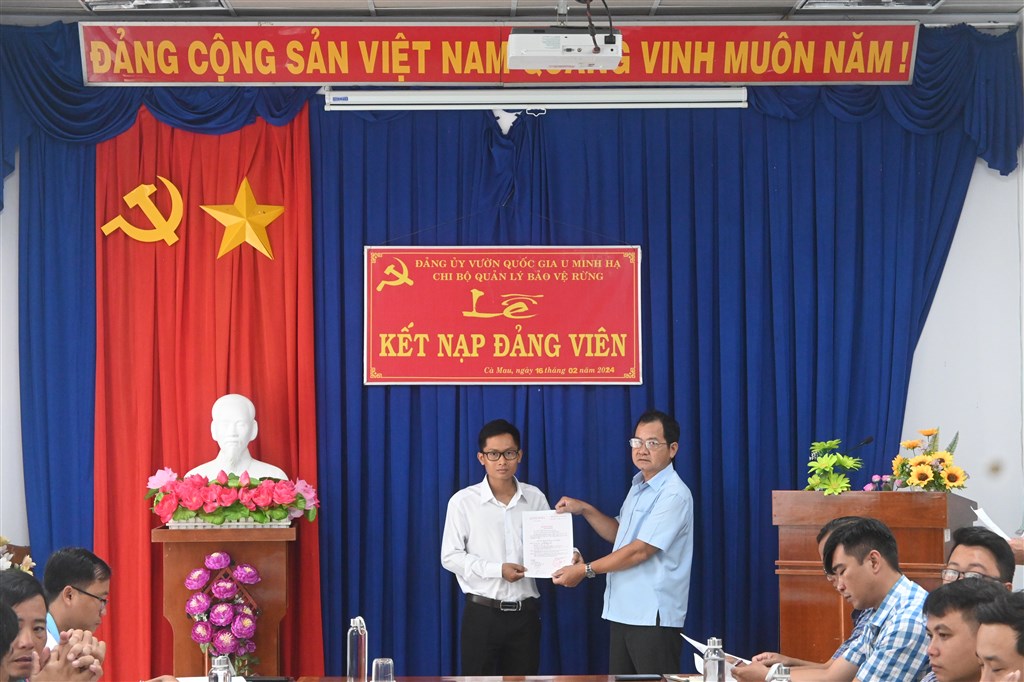 Trao quyết định kết nạp đảng viên mới cho đồng chí Ngô Khang Duy