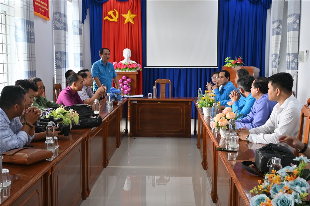 Đoàn Liên đoàn lao động tỉnh đển thăm lực lượng giữ rừng