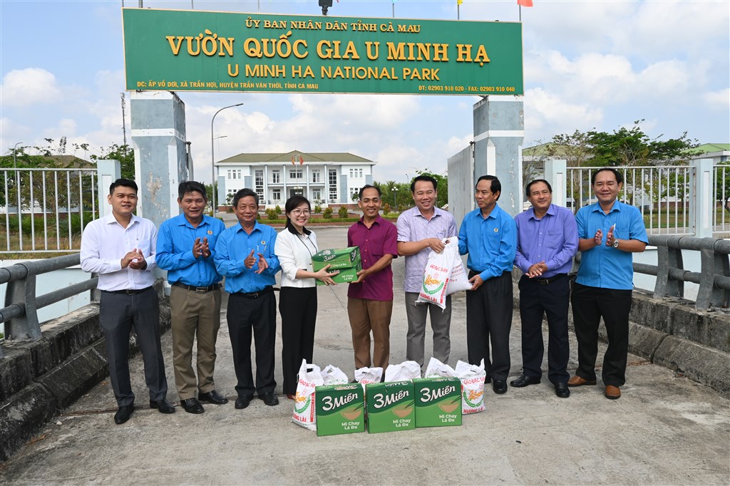 Đoàn Liên đoàn lao động tỉnh đển tặng quà lực lượng giữ rừng