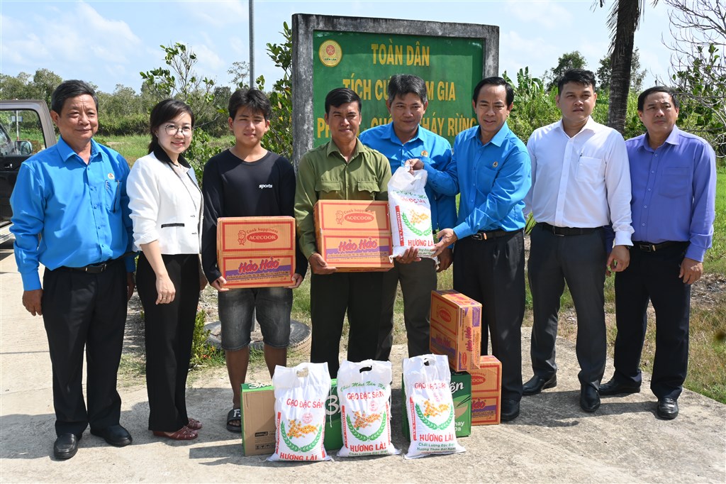 Đoàn Liên đoàn lao động tỉnh đển tặng quà lực lượng giữ rừng tại Đội 19