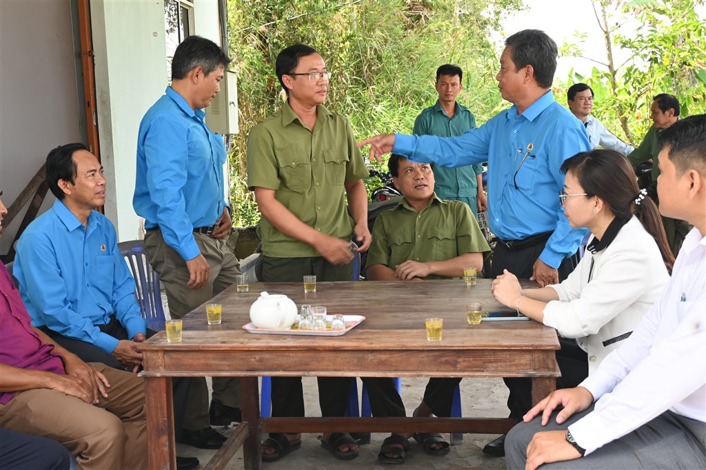 Đoàn Liên đoàn lao động tỉnh đển thăm lực lượng giữ rừng tại Đội 27-93