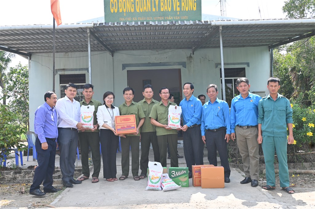 Đoàn Liên đoàn lao động tỉnh đển tặng quà lực lượng giữ rừng tại Đội 19