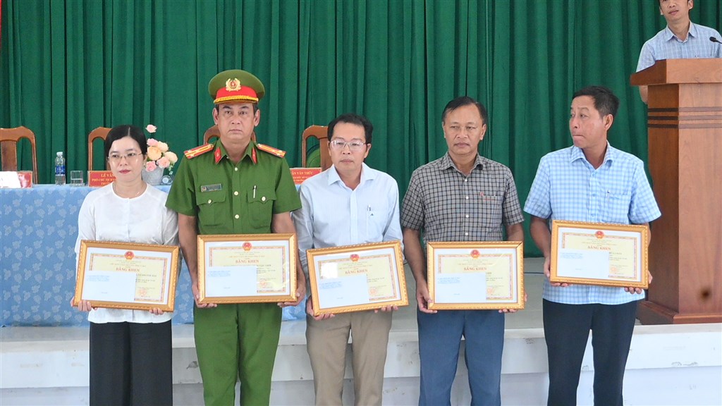 Khen thưởng  cá nhân có thành tích xuất sắc trong chữa cháy rừng 