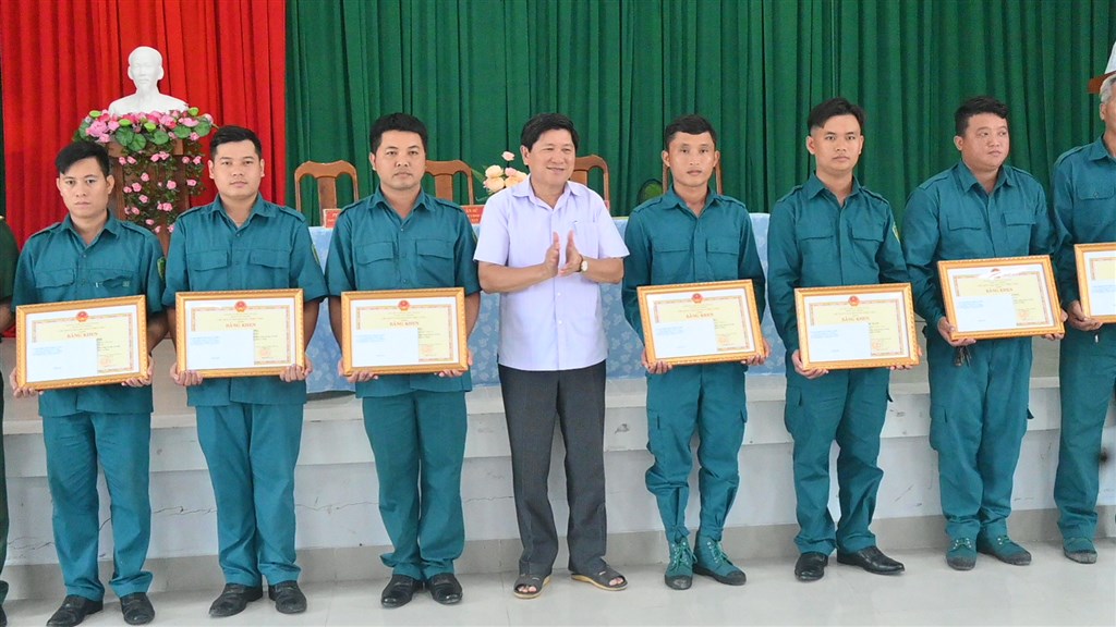 Khen thưởng các cá nhân có thành tích tốt trong công tác chữa cháy rừng