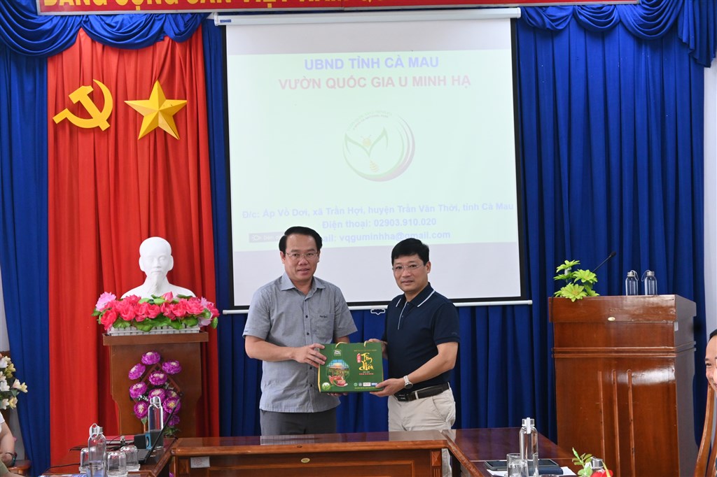 Đại diện Đoàn Học viện Chính trị khu vực IV tặng quà cho VQG U Minh Hạ
