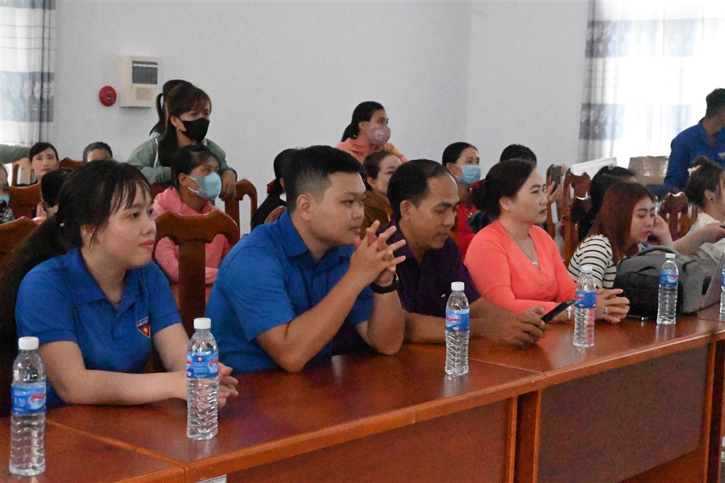 Lãnh đạo các đơn vị quan tâm các em thiếu nhi 