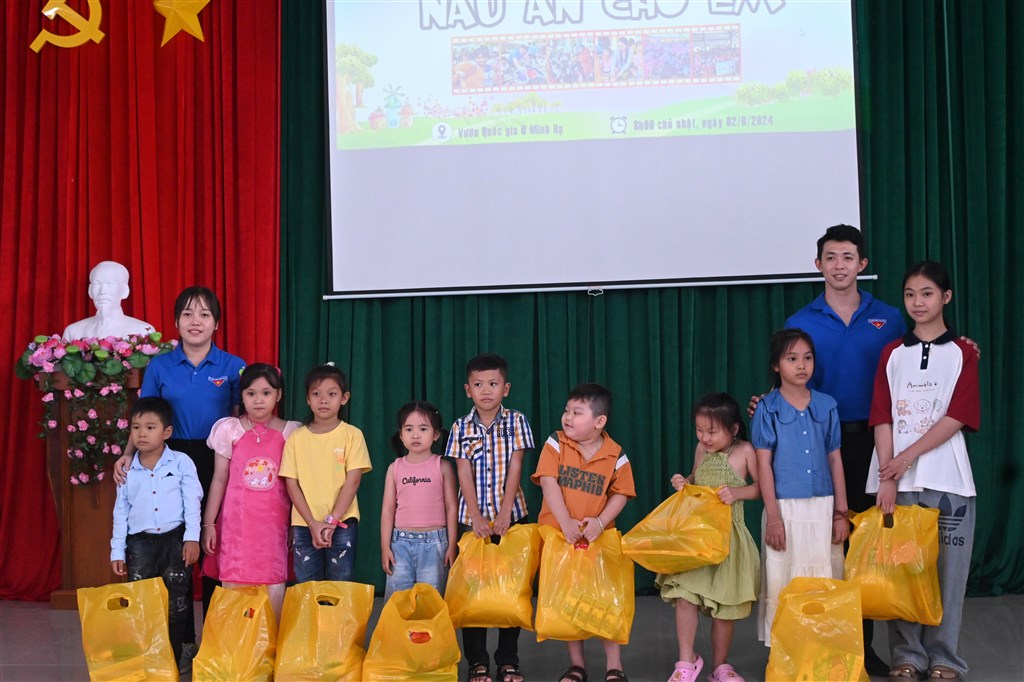 Tặng quà cho các em thiếu nhi nhân ngày Quốc tế thiếu nhi