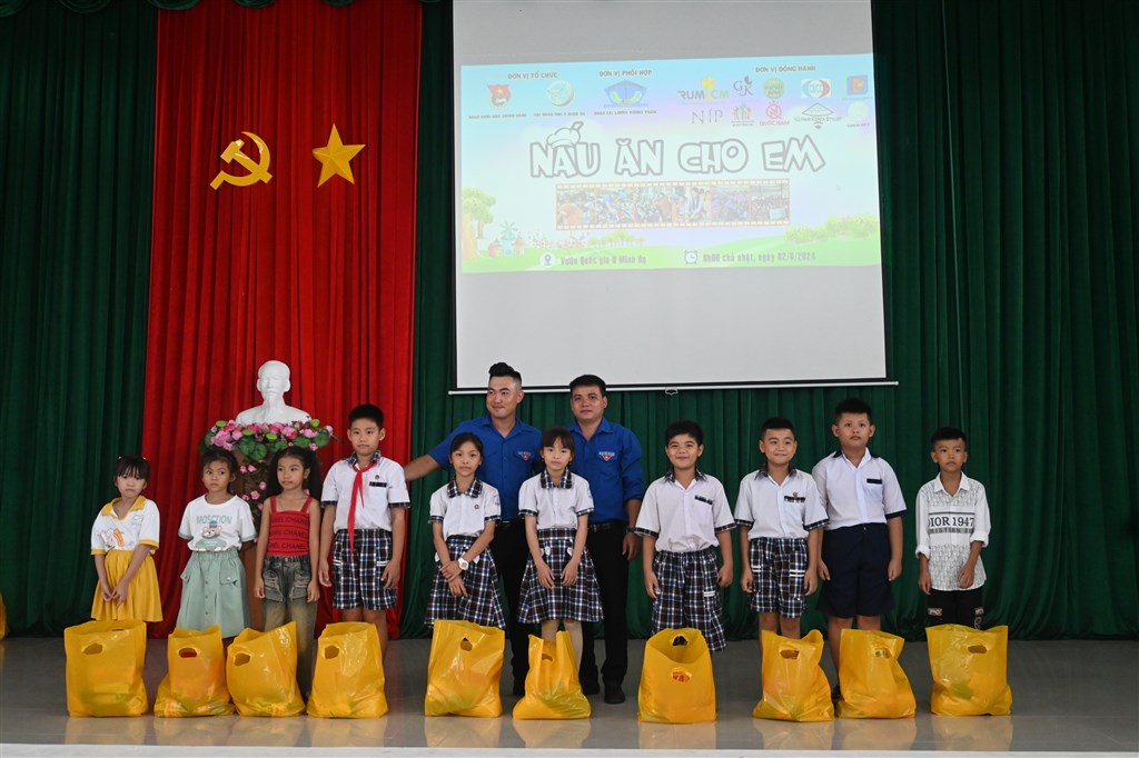 Tặng quà cho các em thiếu nhi nhân ngày Quốc tế thiếu nhi