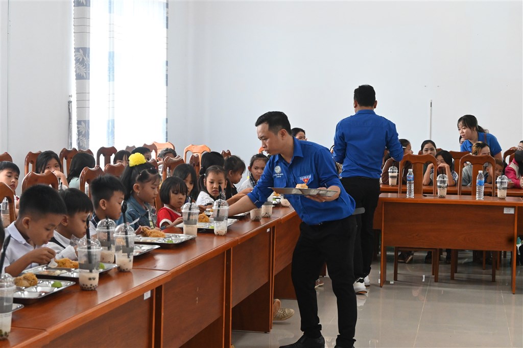 Tổ chức tết cho các em thiếu nhi