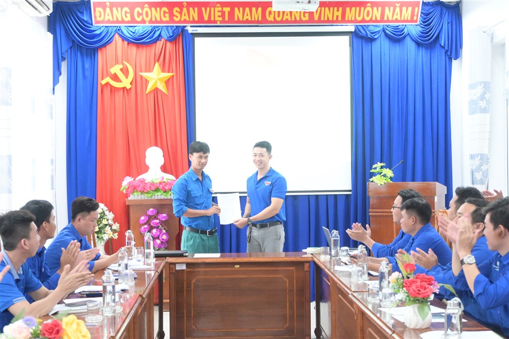 Trao quyết định trưởng thành Đoàn cho đồng chí  Phạm Văn Nguồn