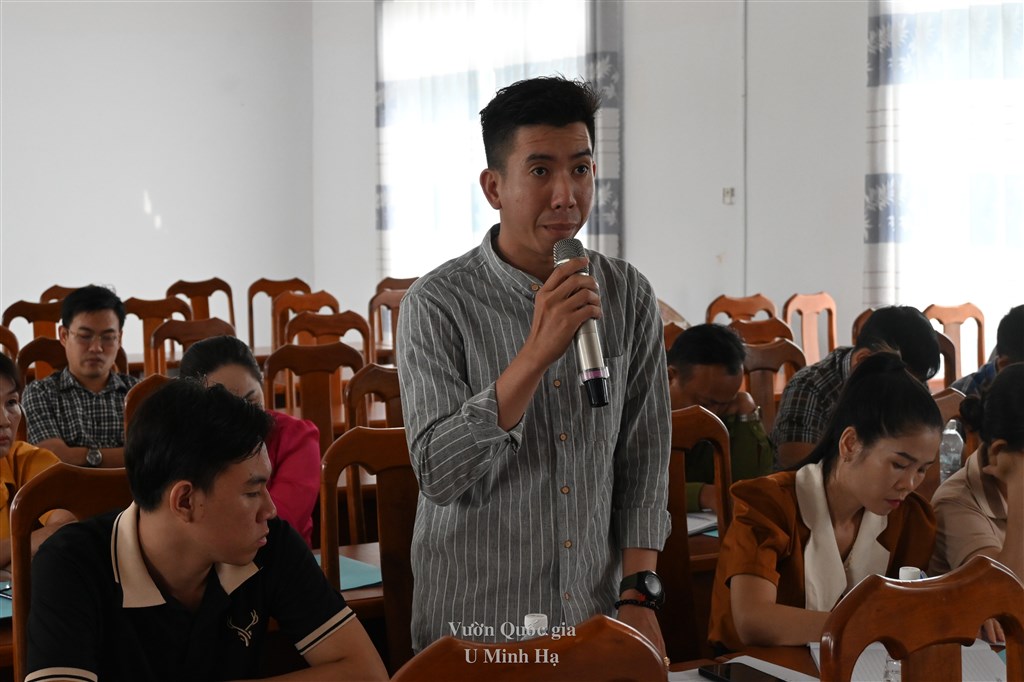 Đảng viên đóng góp ý kiến tại Hội nghị tổng kết công tác Đảng năm 2024