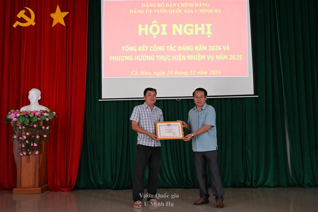 Bí thư Đảng ủy Vườn quốc gia U Minh Hạ tặng giấy khen cho tập thể hoàn thành xuất sắc nhiệm vụ