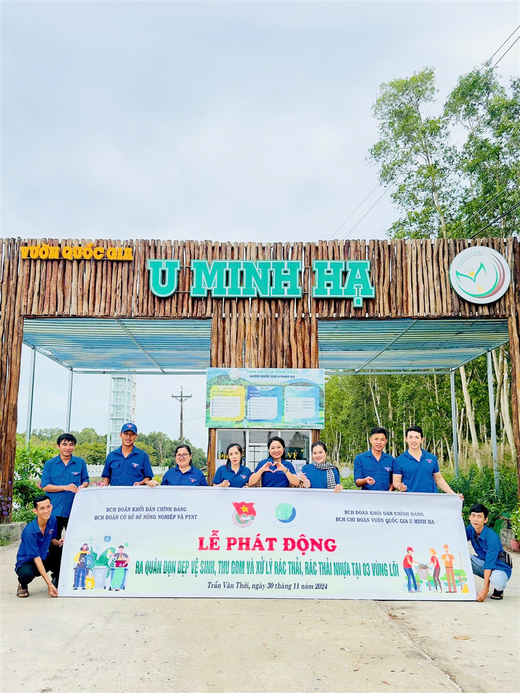 Chi đoàn VQG U Minh Hạ ra quân xóa điểm rác thải