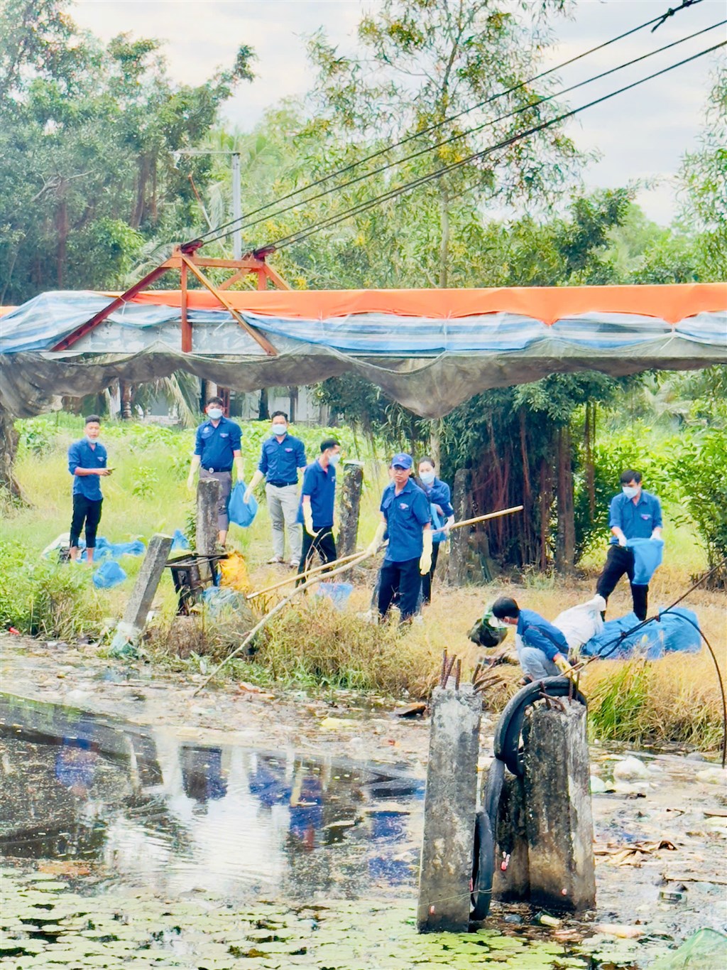 Chi đoàn VQG U Minh Hạ xóa điểm rác thải trên sông