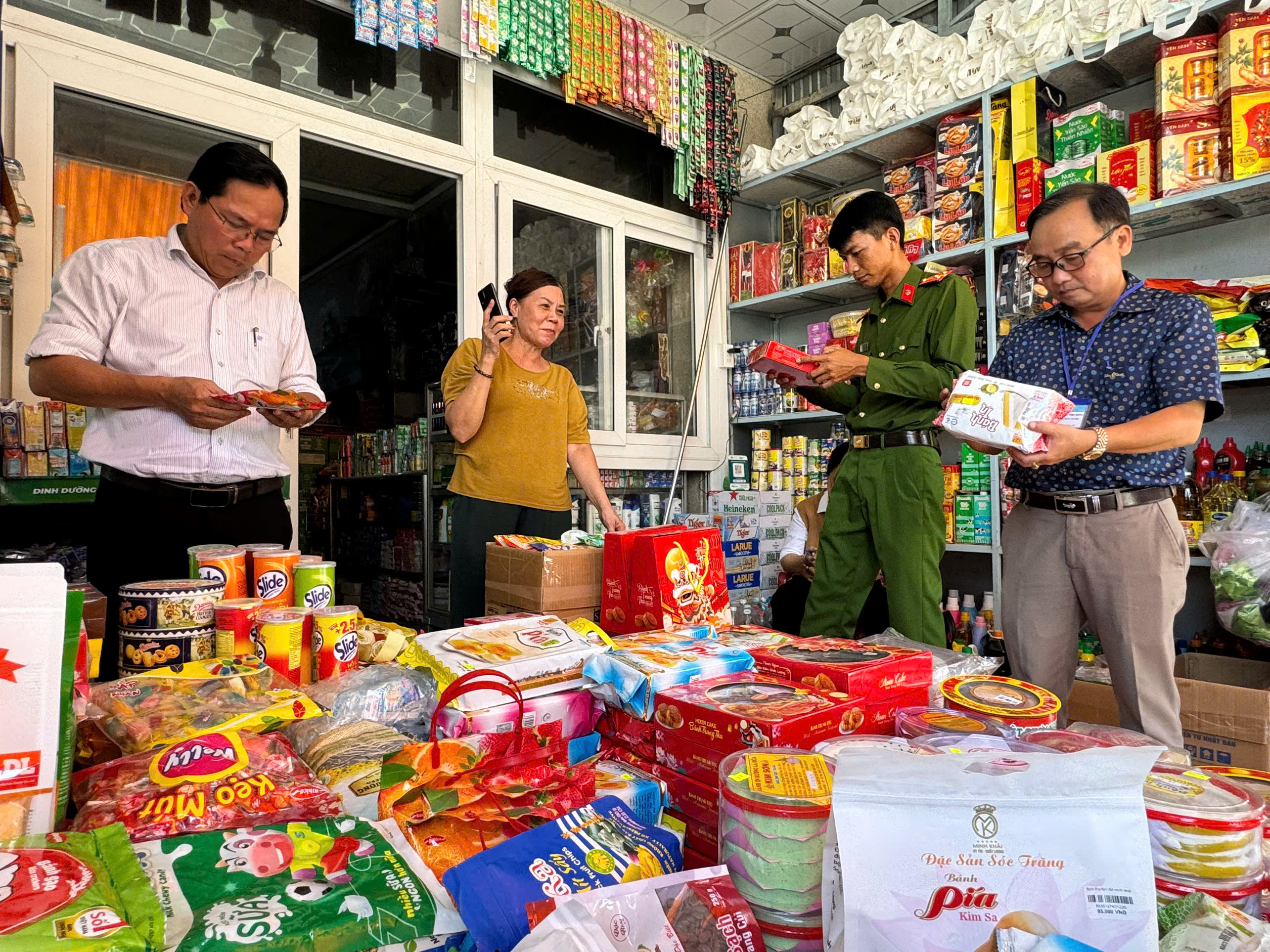 Kiểm tra an toàn thực phẩm dịp Tết Trung thu tại xã Sông Đốc