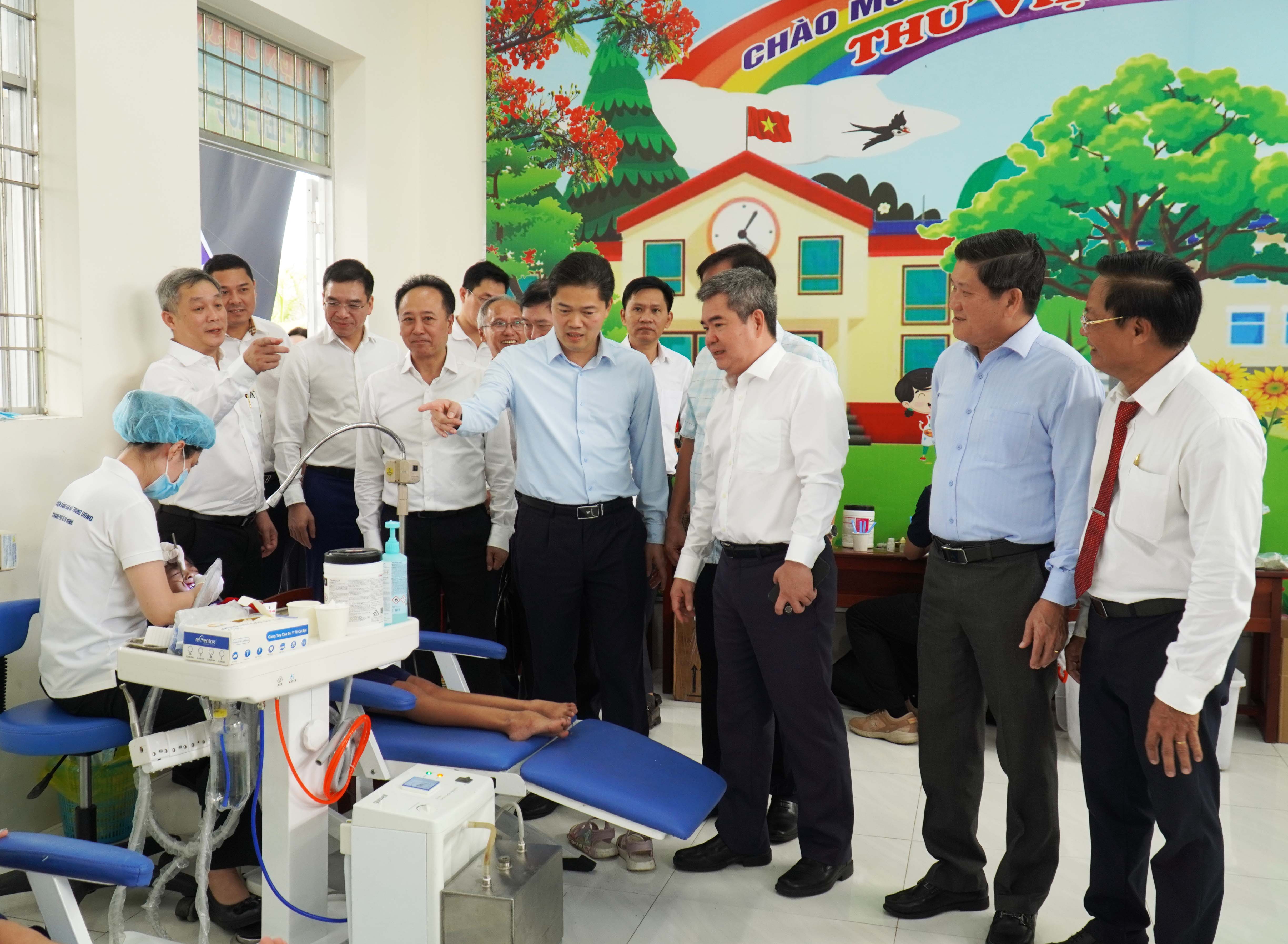 Thứ Trưởng Thường trực Vũ Mạnh Hà đến khảo sát chương trình khám răng cho học sinh