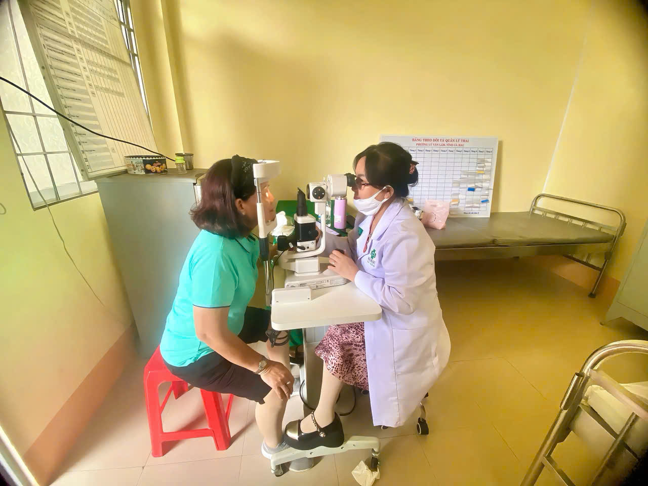 Trạm Y tế phường Lý Văn Lâm tổ chức khám mắt cho người dân trên địa bàn