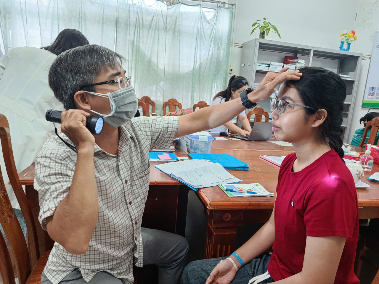 Bệnh viện Sản - Nhi Cà Mau triển khai phẫu thuật mắt lé, sụp mi miễn phí cho trẻ em