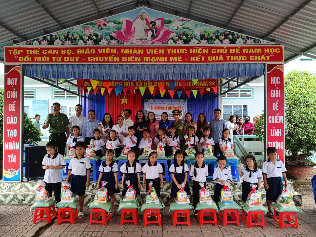Ấm áp chương trình “Lan tỏa yêu thương - Tiếp sức đến trường”  tại xã Nguyễn Phích