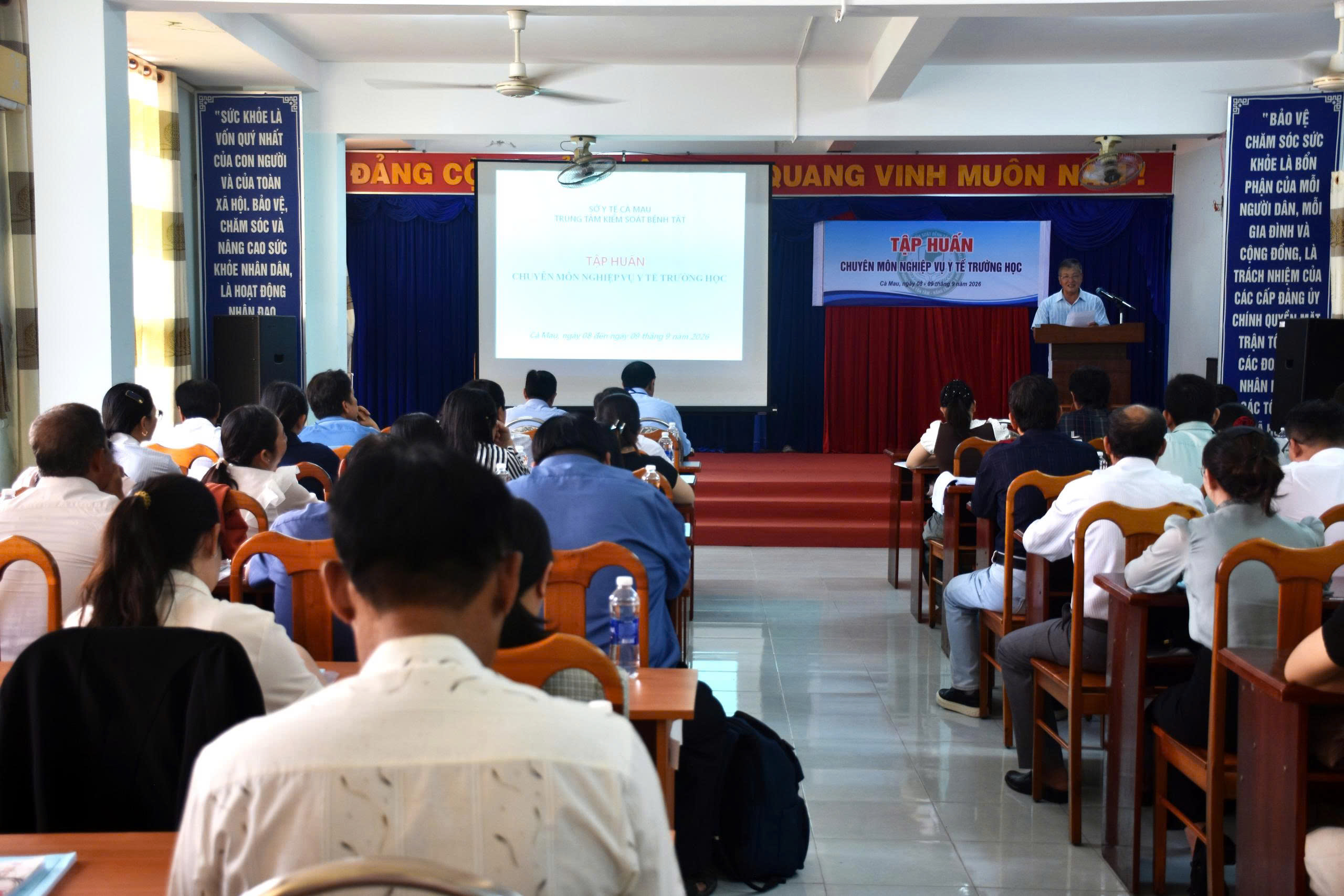 Khai giảng lớp tập huấn nghiệp vụ y tế trường học