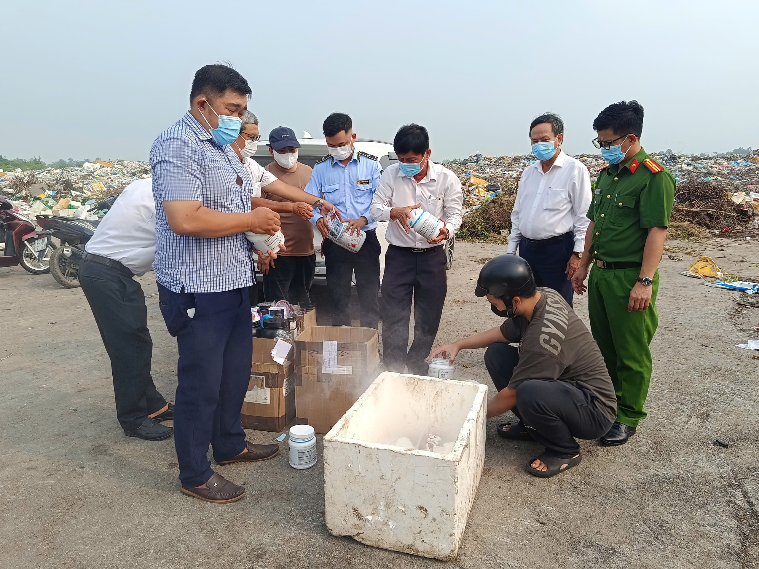 Tiêu hủy lô thực phẩm chức năng trị giá hơn 32 triệu đồng