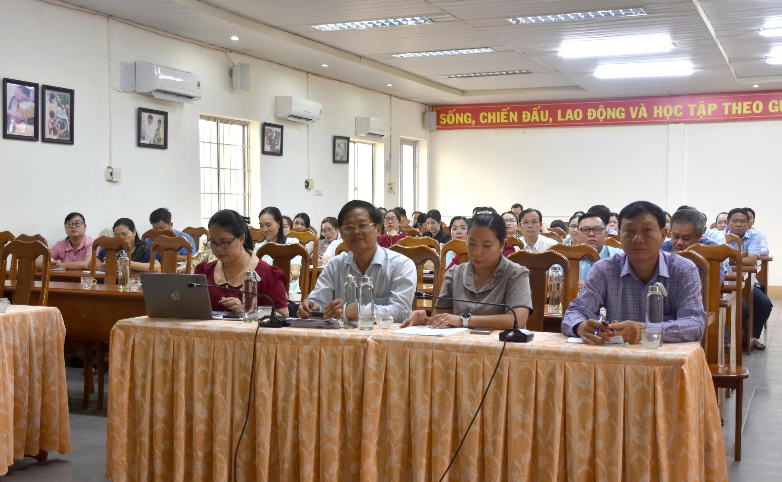 Hội nghị tập huấn, hướng dẫn kiểm tra sức khỏe học sinh đầu năm học