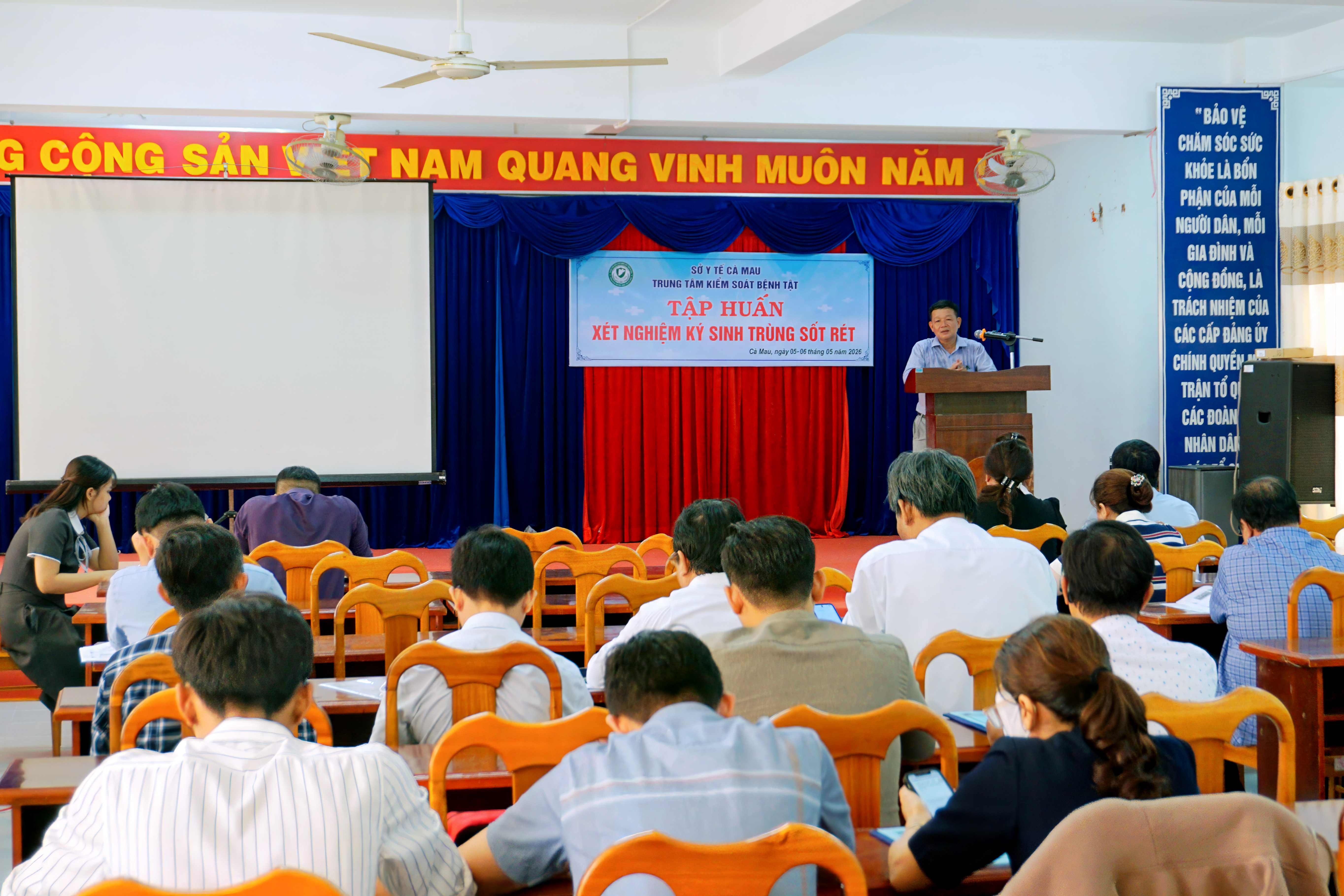 Nâng cao năng lực xét nghiệm ký sinh trùng sốt rét cho tuyến cơ sở