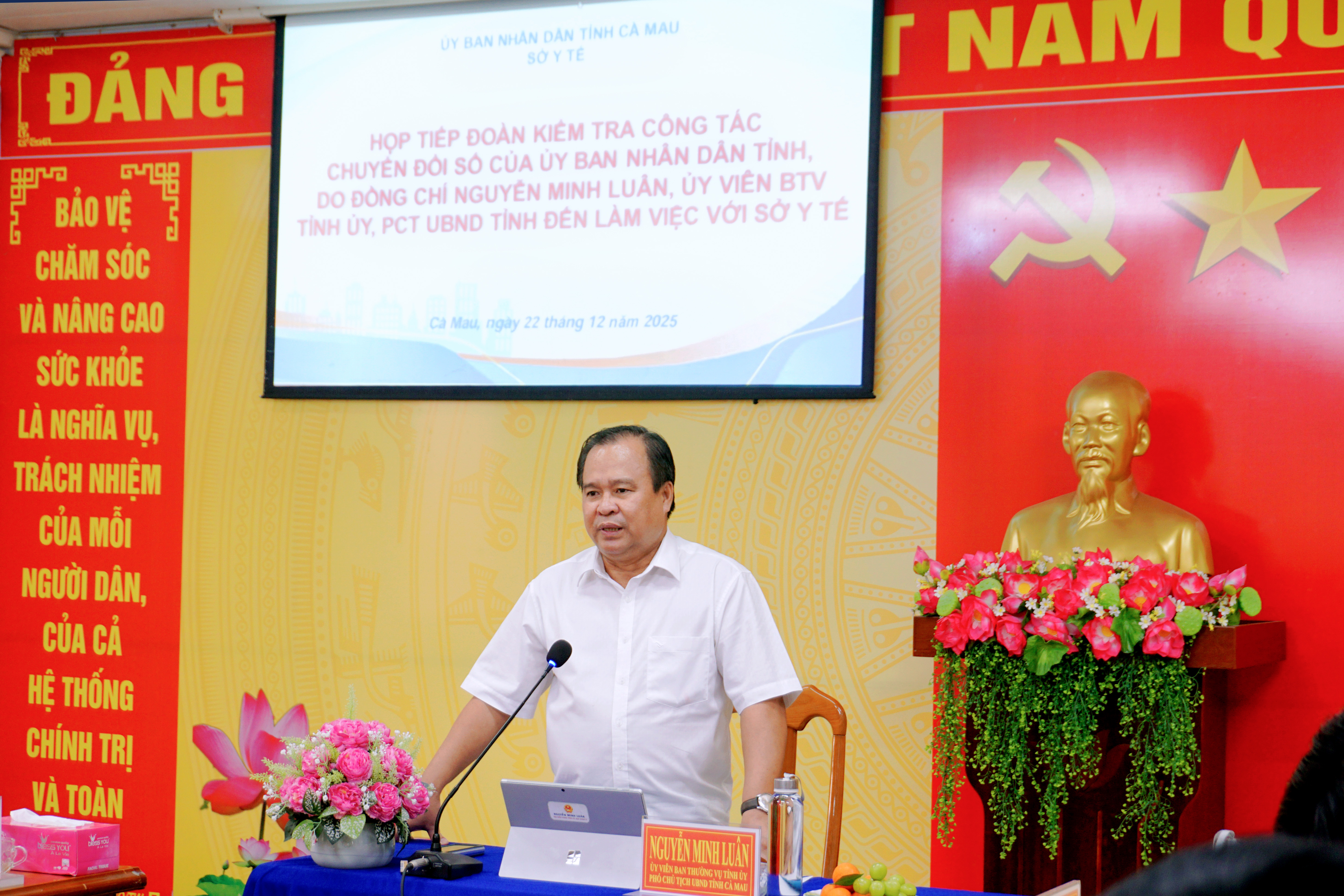 Ủy viên Ban Thường vụ Tỉnh ủy, Phó Chủ tịch UBND tỉnh Nguyễn Minh Luân làm việc với Sở Y tế về công tác chuyển đổi số