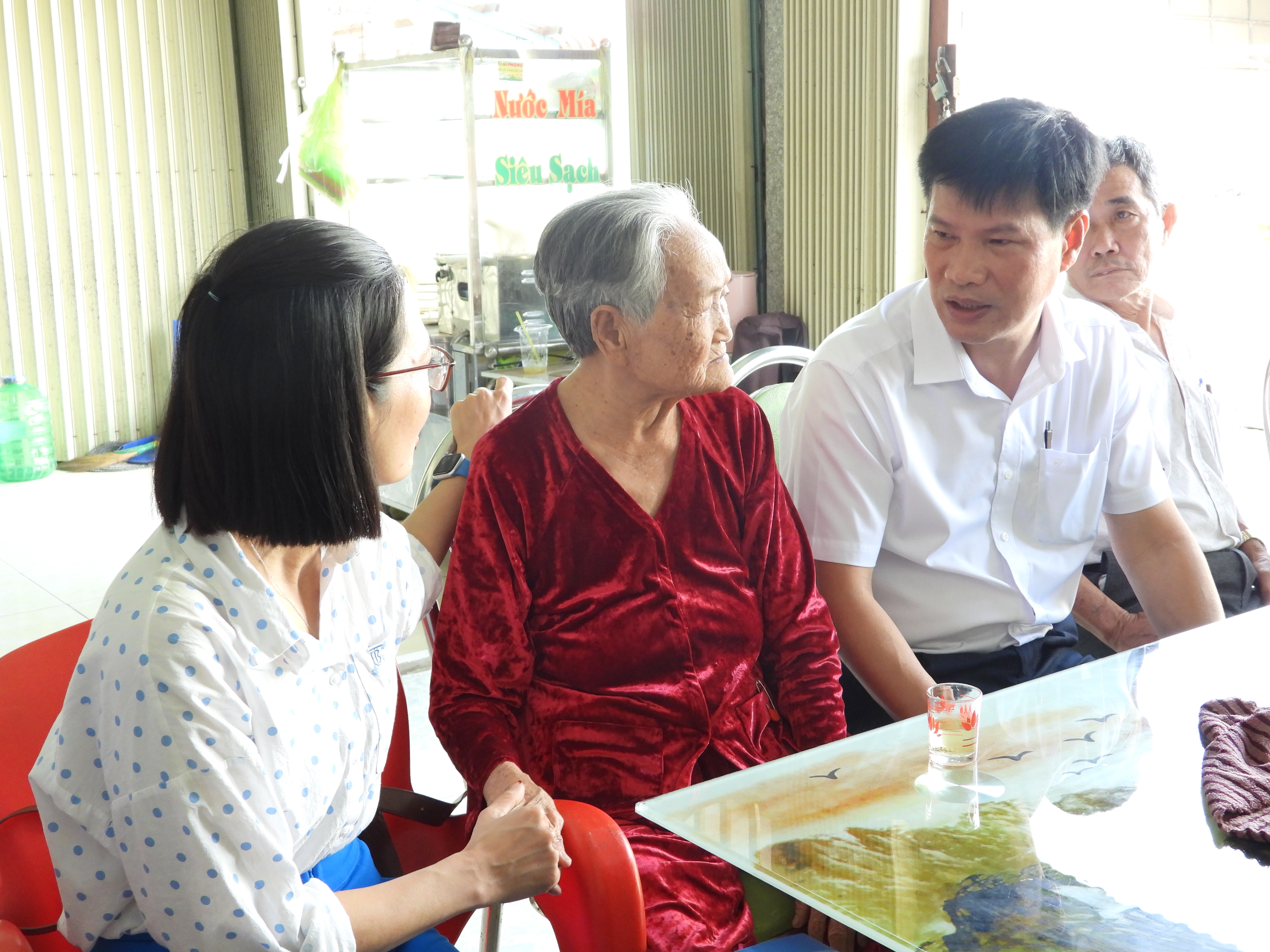 Sở Y tế Cà Mau thăm khám, phụng dưỡng Mẹ Việt Nam anh hùng Lý Thị Nhuộm