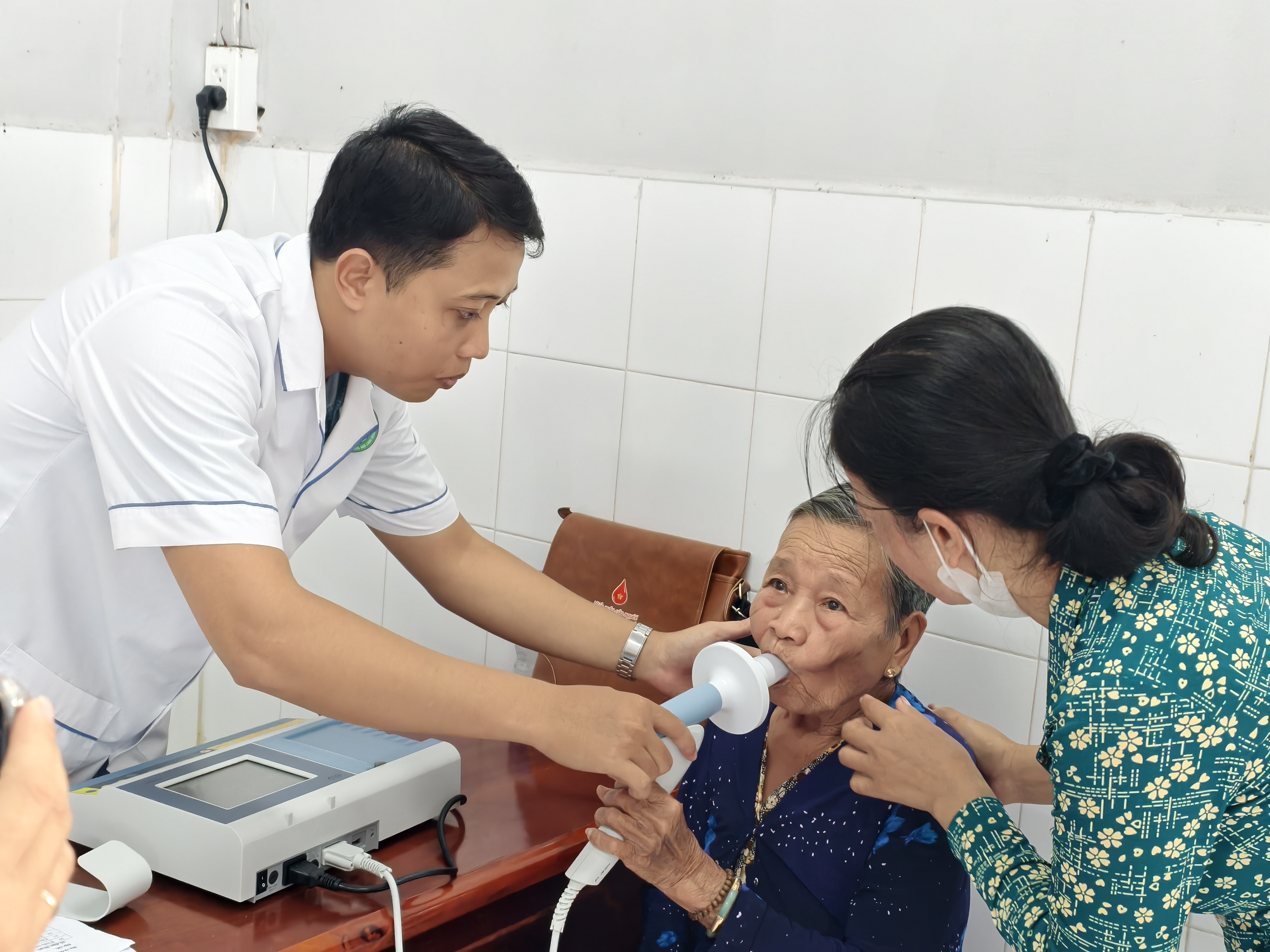 Khám sàng lọc bệnh phổi tắc nghẽn mạn tính và hen phế quản tại xã Tân Lộc