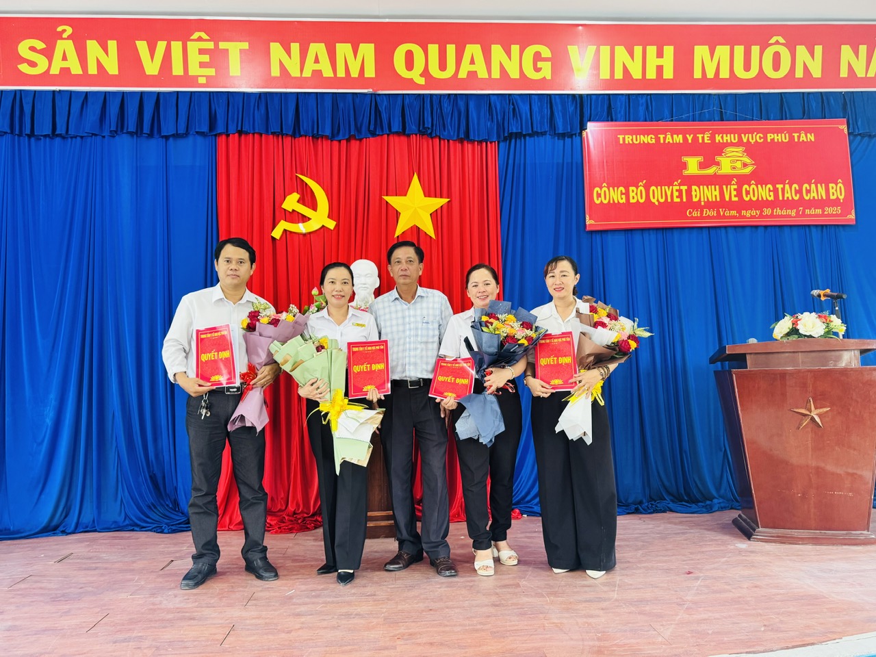 Trung tâm Y tế khu vực Phú Tân công bố quyết định bổ nhiệm cán bộ lãnh đạo