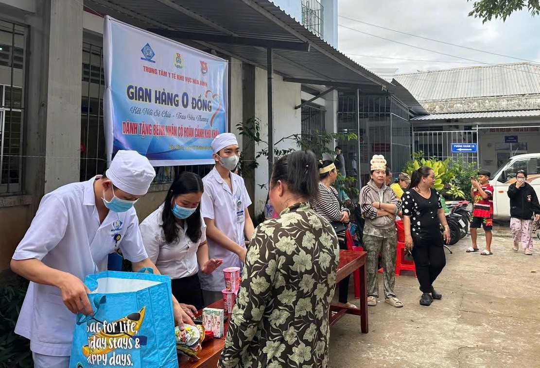 Trung tâm Y tế khu vực Hòa Bình tổ chức  “gian hàng 0 đồng”  hỗ trợ người bệnh và thân nhân
