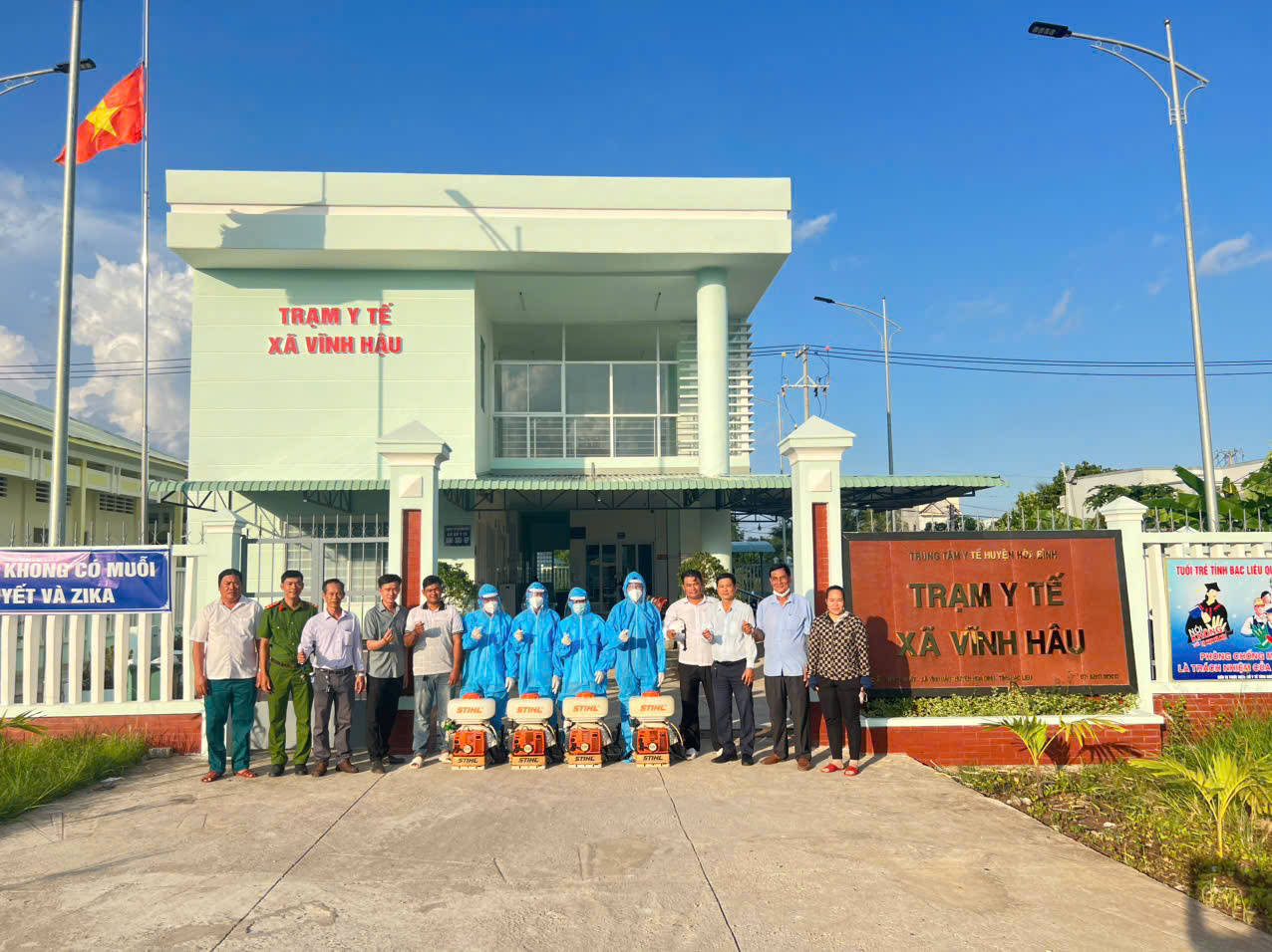 Phun thuốc diện rộng phòng, chống sốt xuất huyết tại ấp Vĩnh Mẫu