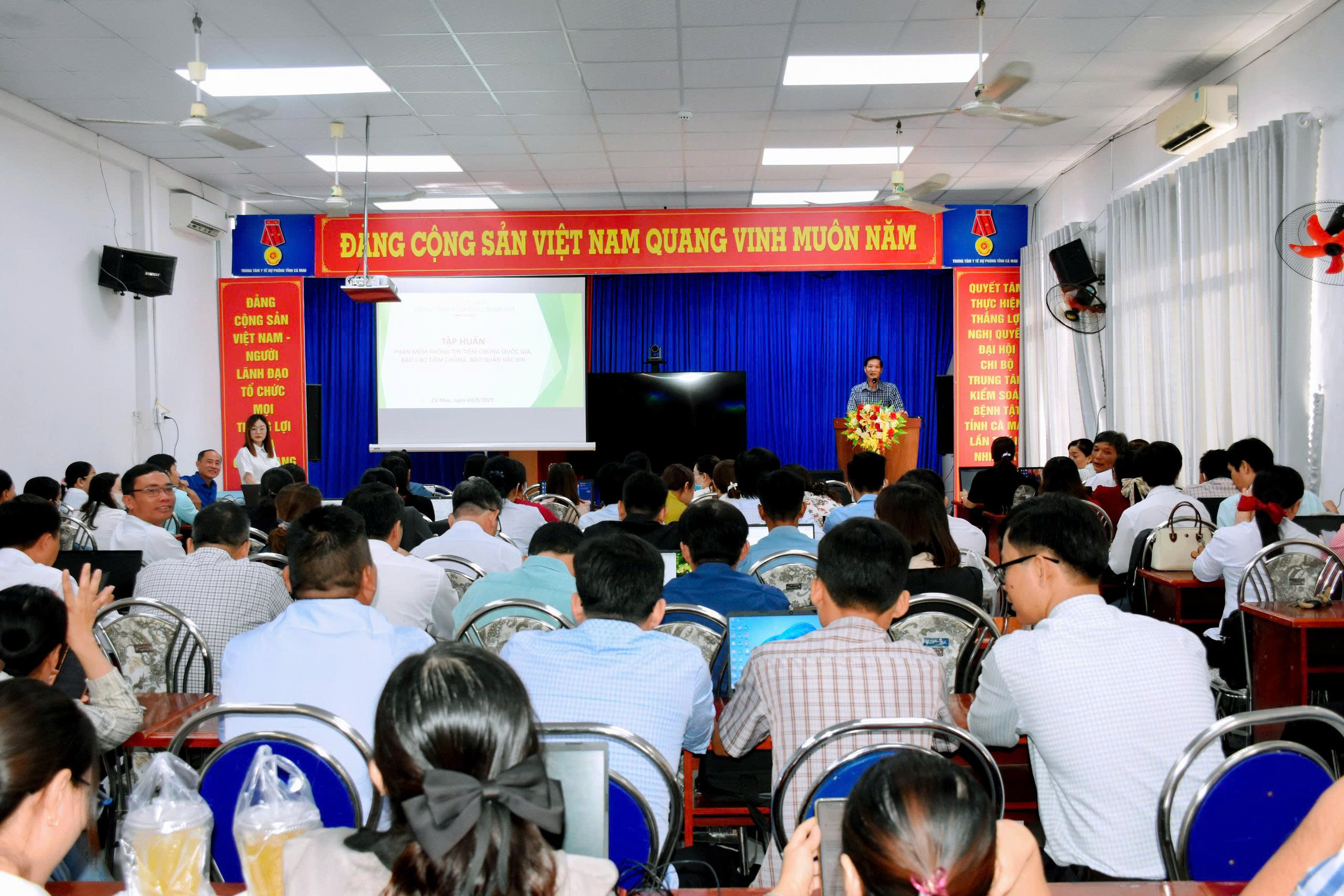 Tập huấn phần mềm quản lý tiêm chủng quốc gia và kỹ năng bảo quản vắc xin