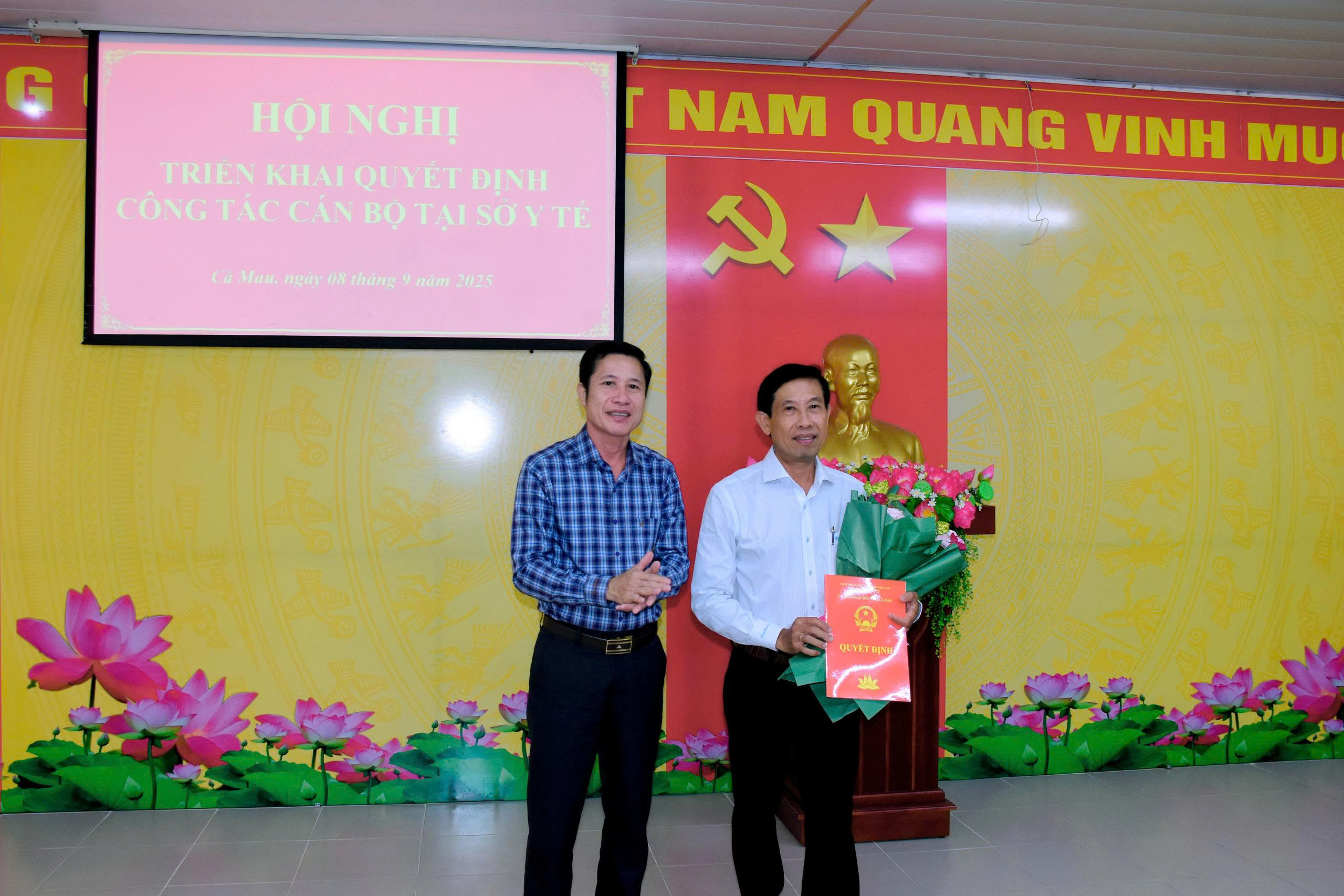 Trao quyết định nghỉ hưu trước tuổi cho Phó Giám đốc Sở Y tế Phạm Văn Tùng