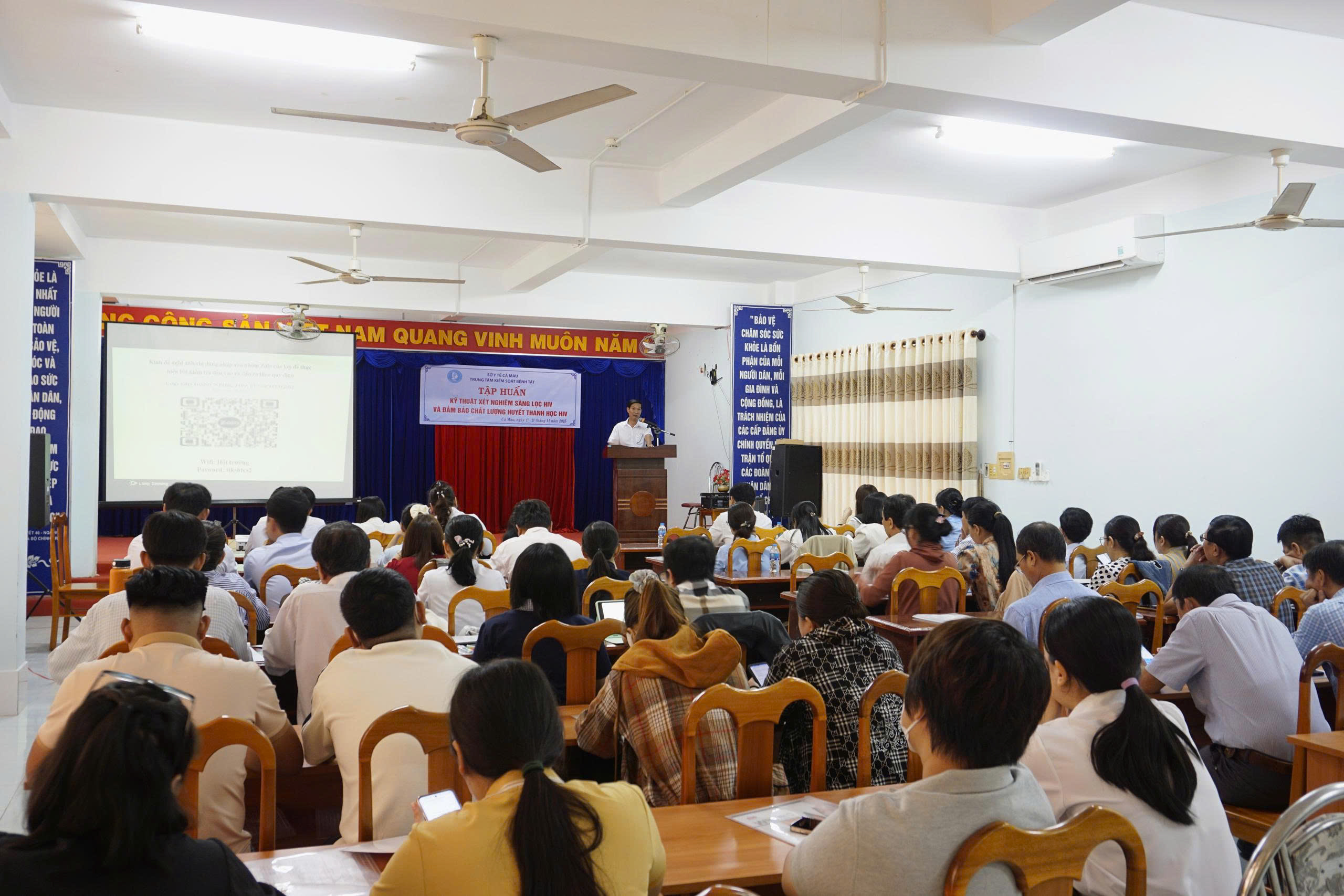 Tập huấn kỹ thuật xét nghiệm sàng lọc HIV và đảm bảo chất lượng huyết thanh học