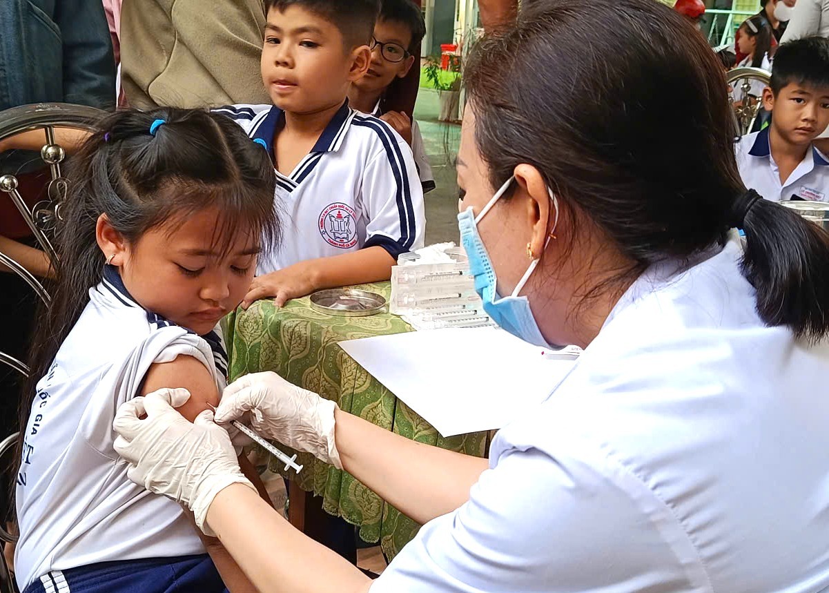 Tổ chức tiêm chủng bù liều cho trẻ mầm non và tiểu học trên địa bàn tỉnh
