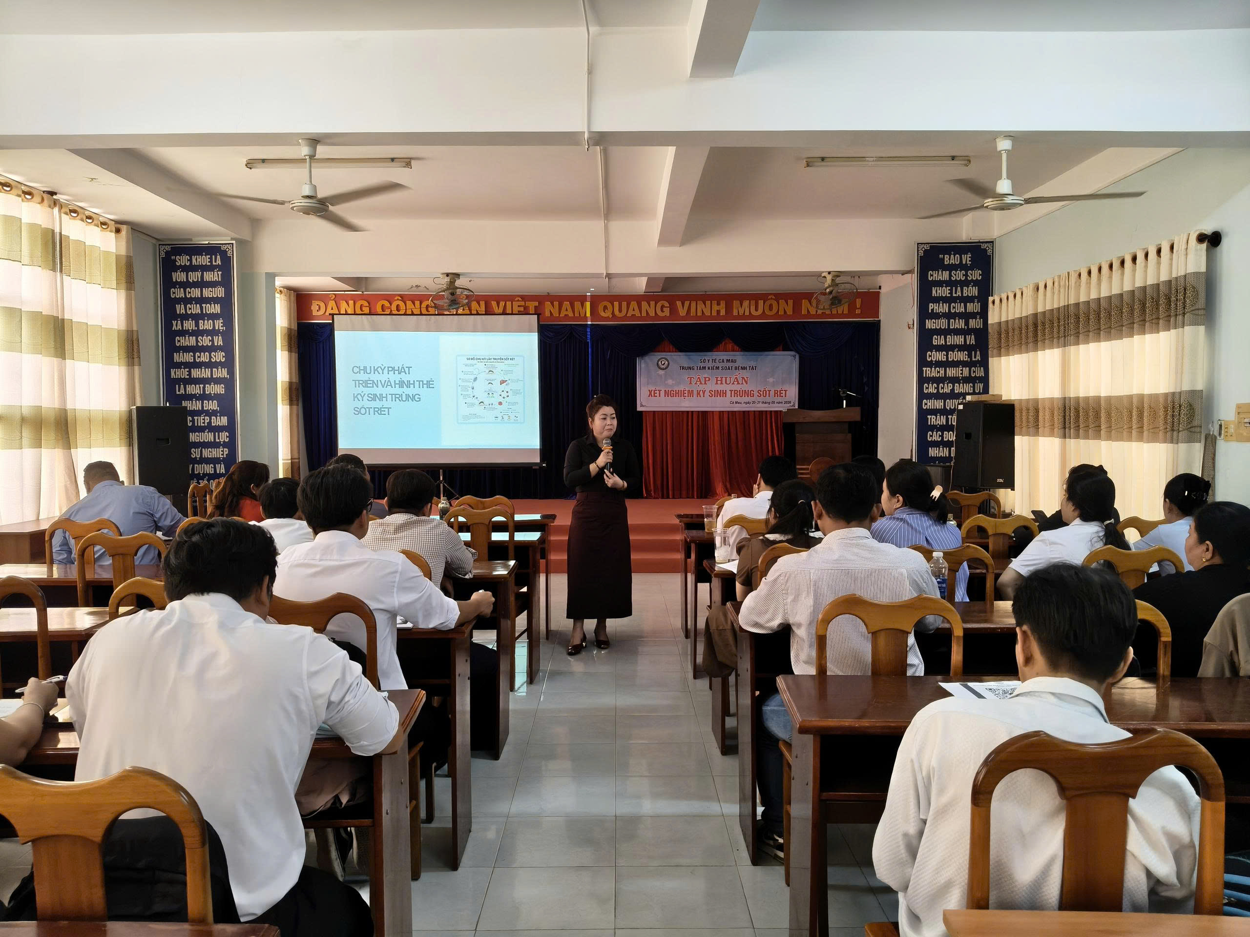 Nâng cao năng lực xét nghiệm ký sinh trùng sốt rét cho tuyến cơ sở