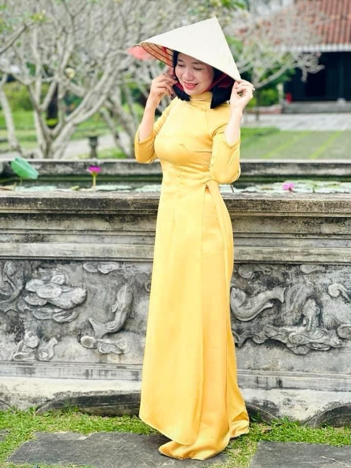 Description: A person in a long yellow dress

Description automatically generated