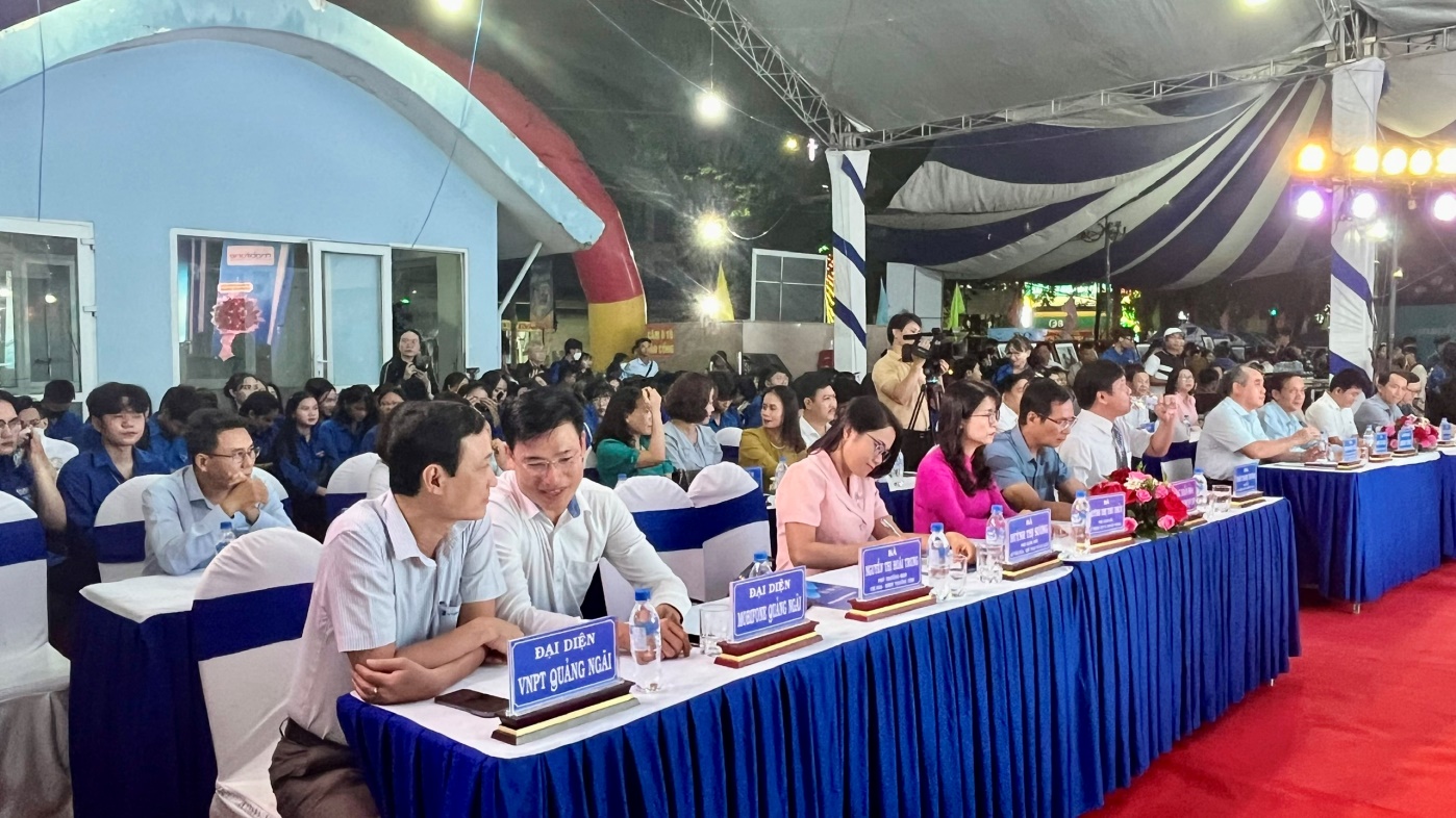 Description: E:\NGUYEN THU HIEN\HINH ANH\Hinhanh_TTKD\NAM 2024\Ngay sach va van hoa doc Viet Nam 2024\z5351330712047_9f5d4691315ebf8806c419814899a853.jpg