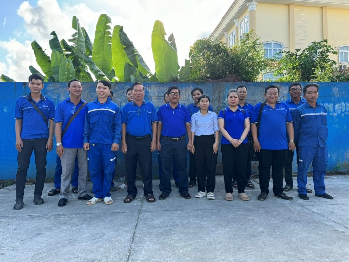 Description: A group of people in blue shirts

Description automatically generated