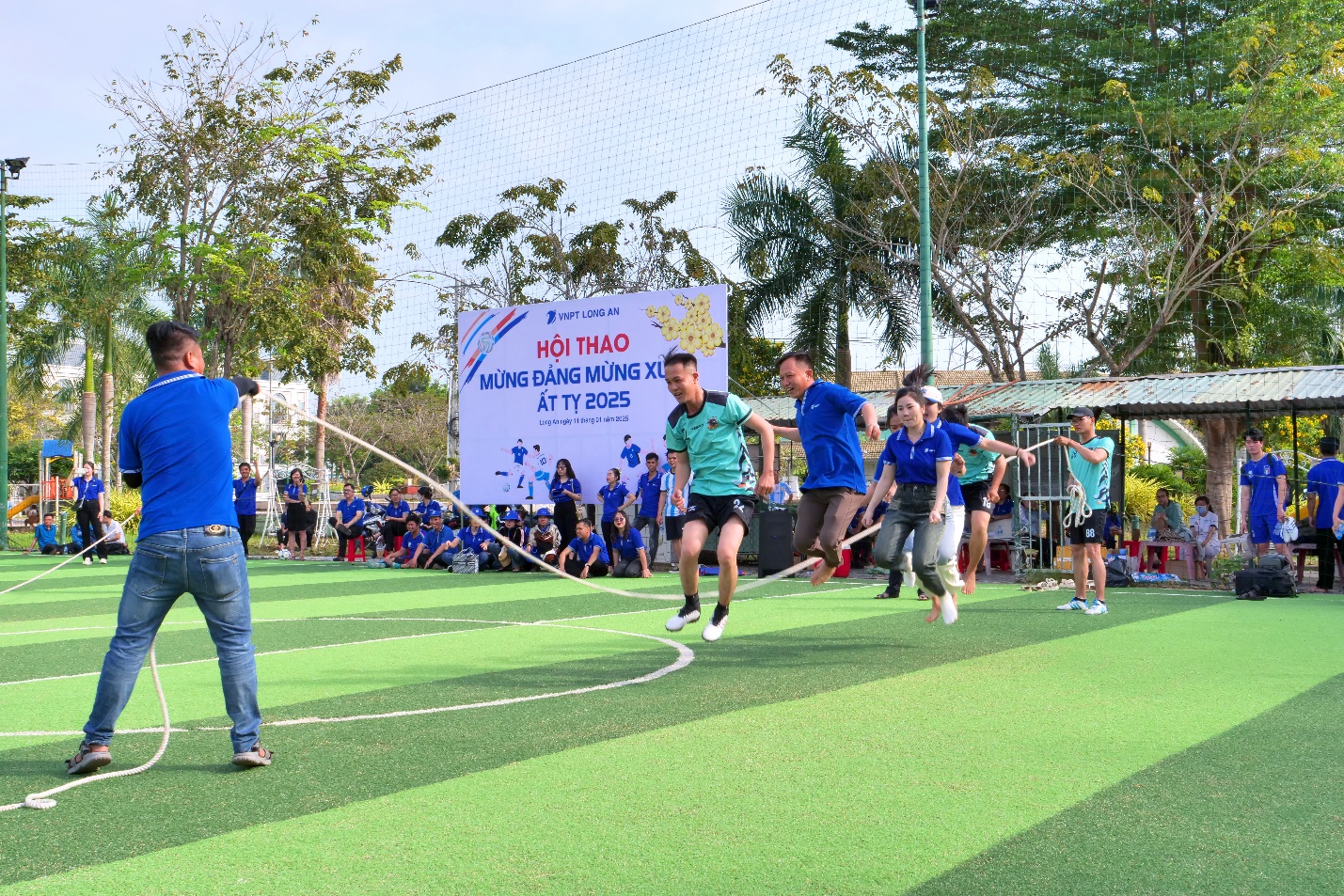 A group of people playing a game of tug of war

Description automatically generated