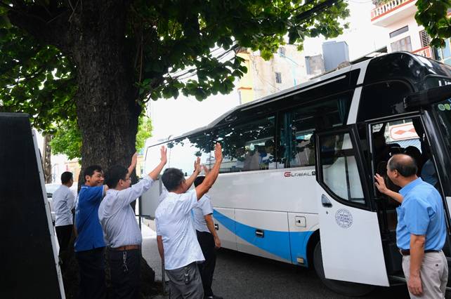 A group of people waving at a bus

AI-generated content may be incorrect.