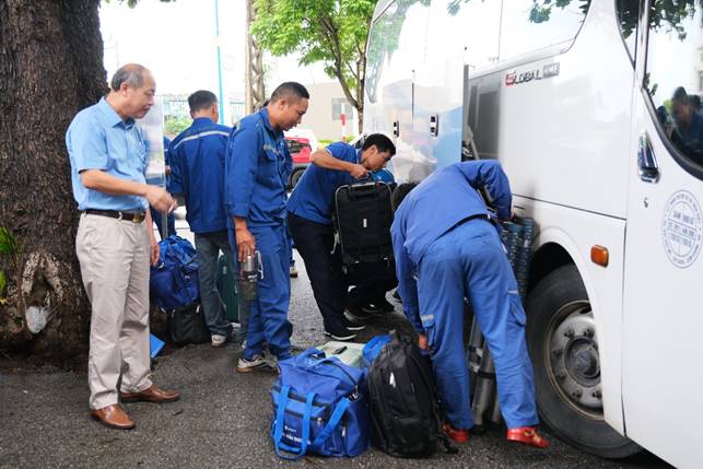 A group of men in blue uniforms

AI-generated content may be incorrect.